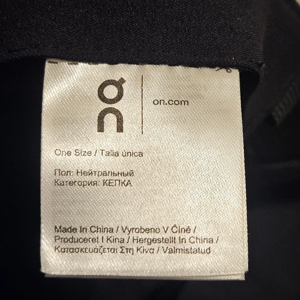 On Running Lightweight Cap Mens Black Adjustable Quantum Hat 2UF30560553